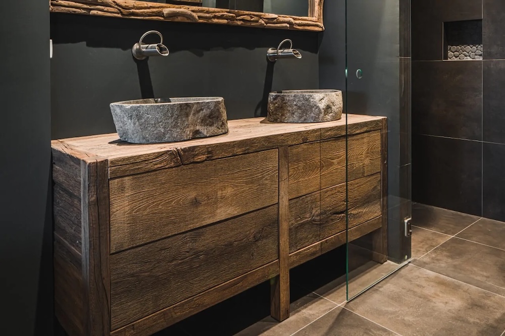 FotoWellnessgevoel in huis met een houten badkamermeubel